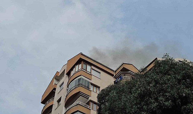9 katlı binanın çatısında çıkan yangın söndürüldü