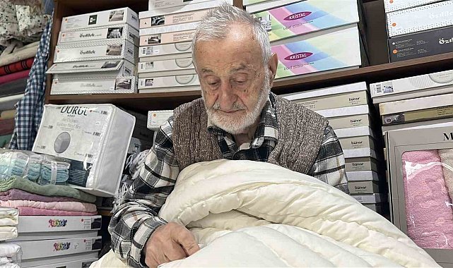 92 yaşındaki 'Yastıkçı Dede' mesleğini 3 kuşakla geleceğe taşıyor