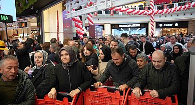 Açılışta indirim izdihamı: Kuyruk havadan görüntülendi