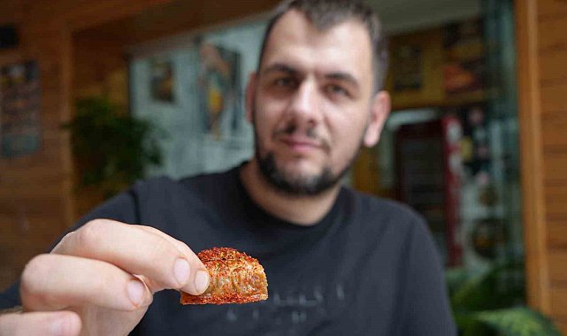 Acısız yaşayamıyor: Tatlıya bile pul biber atıp yiyor