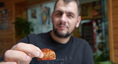 Acısız yaşayamıyor: Tatlıya bile pul biber atıp yiyor