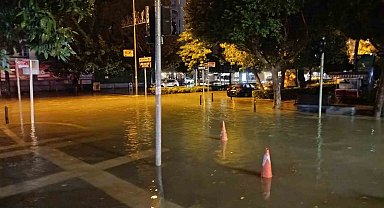 Adana'da 45 dakikalık sağanak yolları su altında bıraktı