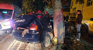 Adana'da ağaca çarpan otomobildeki çocuk öldü, sürücü ağır yaralandı