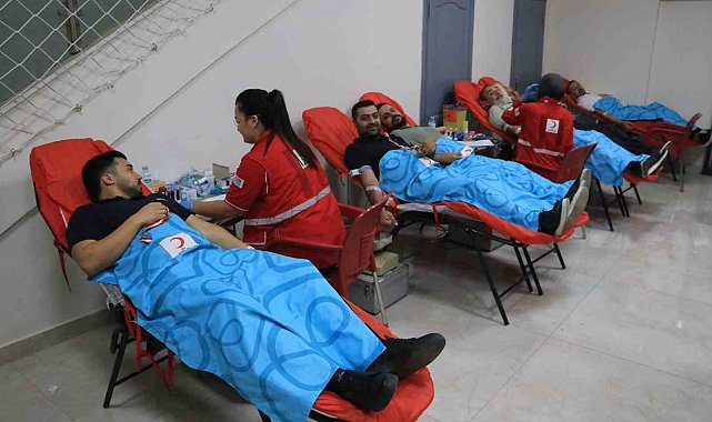Adana'da öğretmen ve velilerden Kızılay'a kan bağışı desteği