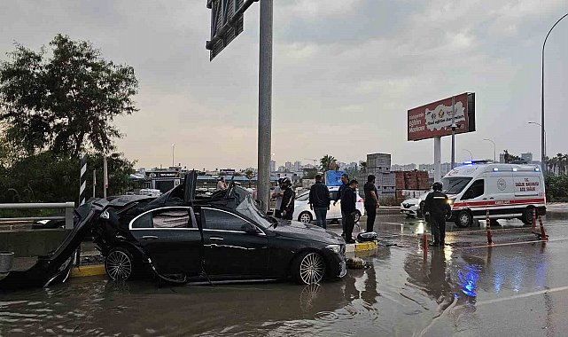 Adana'da otomobil direğe çarptı: 1 ölü