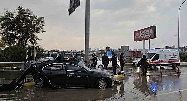 Adana'da otomobil direğe çarptı: 1 ölü