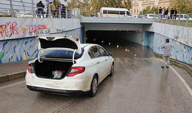 Adana'da sağanak çilesi: Otomobil suya gömüldü, vatandaşlar rögarları kendileri temizledi