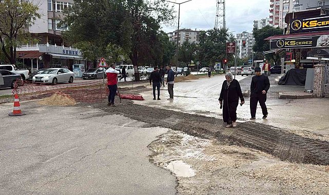 Adana'da şiddetli yağış sonrası yol çöktü