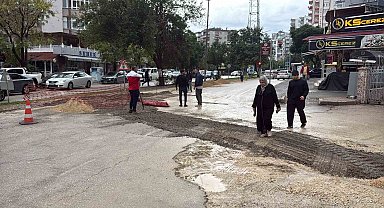 Adana'da şiddetli yağış sonrası yol çöktü