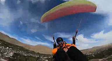 Adilcevaz'da gökyüzüyle buluşan paraşüt, güzel manzara oluşturdu