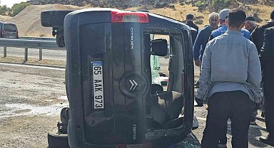 Adilcevaz'da kamyonet takla attı: 2 yaralı