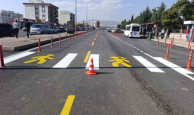 Adıyaman'da asfalt sonrası yol çizgileri trafik güvenliği için yenileniyor