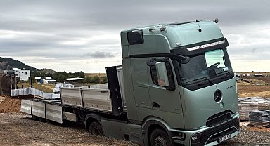 Adıyaman'da çöken yolda tır mahsur kaldı