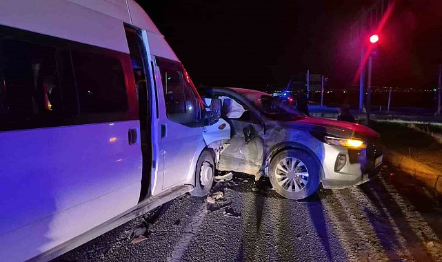 Adıyaman'da otomobil ile minibüs çarpıştı: 12 yaralı