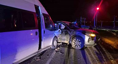 Adıyaman'da otomobil ile minibüs çarpıştı: 12 yaralı