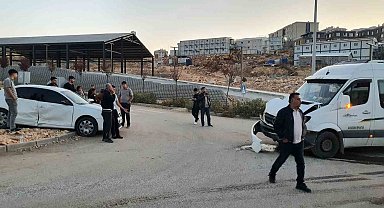 Adıyaman'da otomobil minibüsle çarpıştı: 4 yaralı