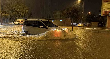 Adıyaman'da şiddetli yağış hayatı felç etti: Birçok araç mahsur kaldı