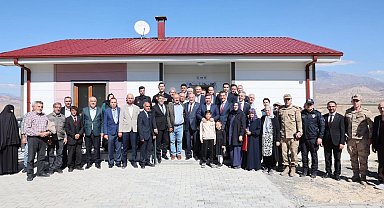 AFAD konutlarının anahtarları hak sahibi ailelere teslim edildi