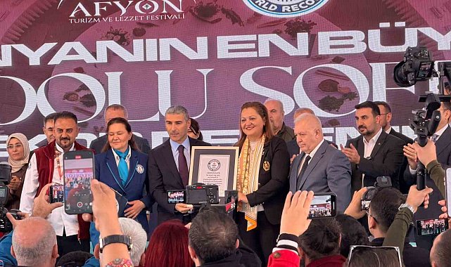 Afyonkarahisar 'Dünyanın En Büyük Anadolu Sofrası' ile Guinness Rekorlar Kitabına girdi