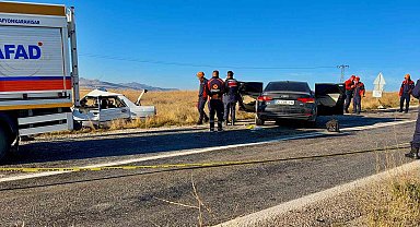 Afyonkarahisar'da otomobiller çarpıştı: 4 ölü