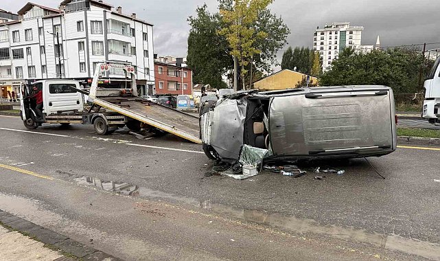 Ağaca çarpan araç yan yattı: 4 yaralı