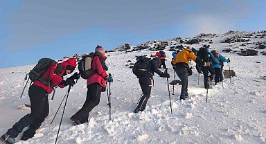 Ağrı Dağı'nda karlı zirveye tırmandılar