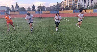Ağrı Kadın Futbol Takımı, Vali Bozkurt'un desteğiyle 1. Lig hedefliyor