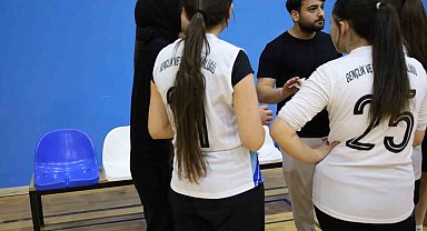 Ağrı ve Van'ın kız çocukları voleybol sahasında buluştu