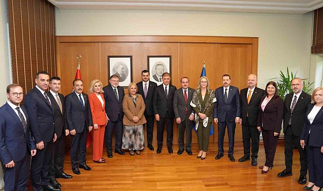 AK Parti İzmir heyeti Tarihi Şato'da bir araya geldi