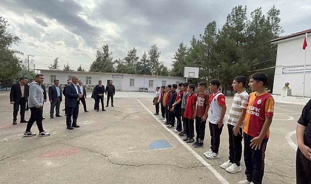 AK Partili Başkandan şampiyon okula hediye yağmuru