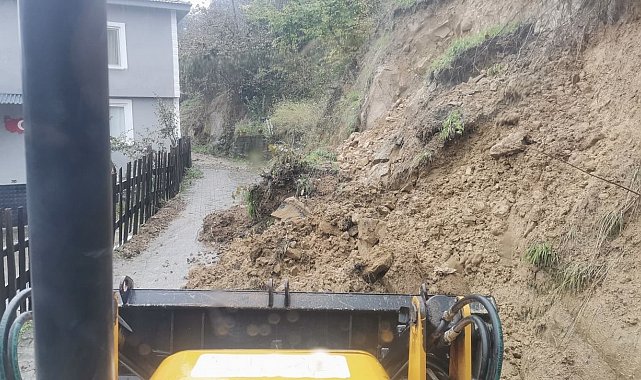 Akçakoca'da toprak kayması sonrası yol güvenliği sağlandı
