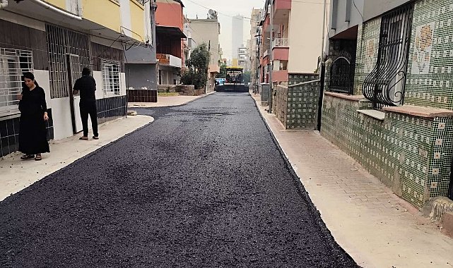 Akdeniz'de sokaklar sıcak asfaltla yenileniyor