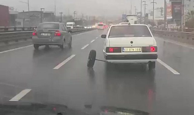 Aks demiri kırılan otomobilin tekerleği yerinden çıktı