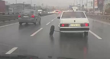 Aks demiri kırılan otomobilin tekerleği yerinden çıktı