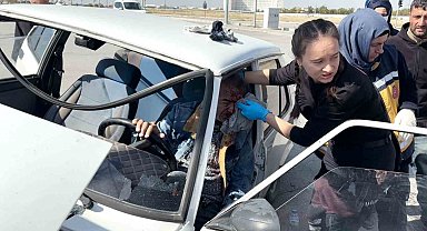 Aksaray'da iki otomobil çarpıştı: 2 yaralı
