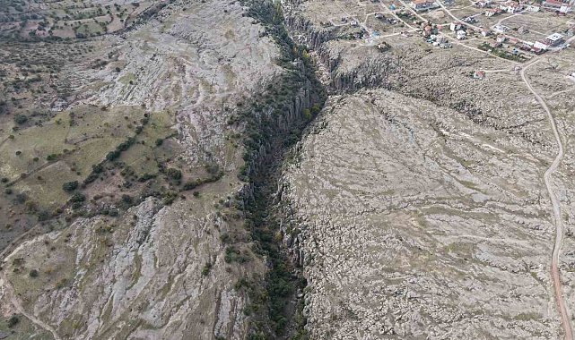 Aksaray'ın Manastır Vadisi kayadan oyma evleri ve doğal güzellikleriyle ilgi çekiyor