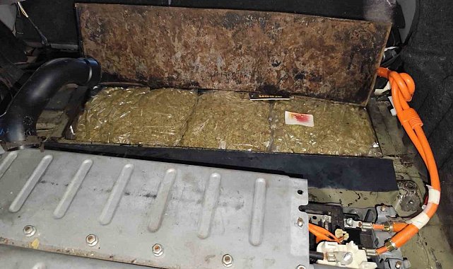 Akünün altına gizlenen 4 kilo 560 gram esrar ele geçirildi