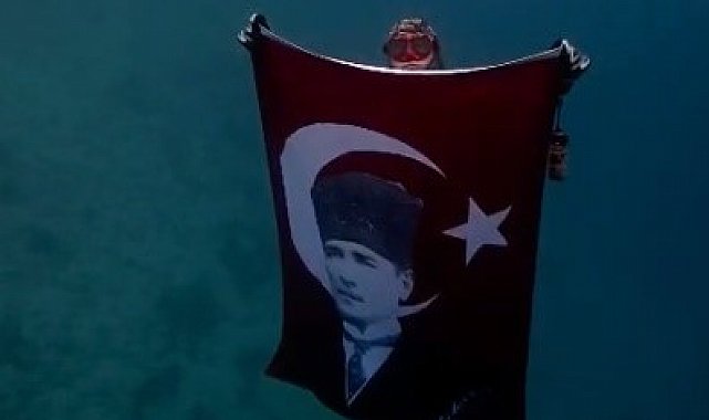 Akyaka'da Cumhuriyet Bayramı'nı su altında kutladılar