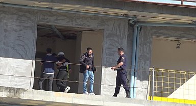 Alanya'da inşaatın balkonuna çıkan işçiyi arkadaşı ikna etti