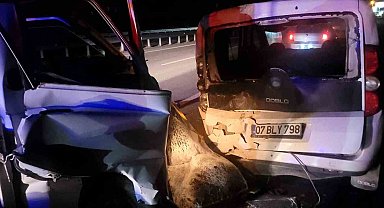 Alanya'da kamyonet park halindeki otomobile çarptı: 1 yaralı