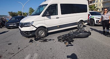 Alanya'da motosiklet ile minibüs çarpıştı: Üniversite öğrencisi genç kız hayatını kaybetti