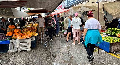 Alanya'da sağanak pazar yerini göle çevirdi