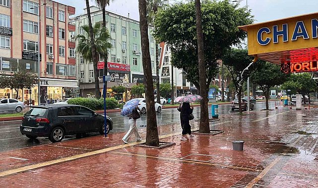 Alanya'da sağanak yağış etkili oldu: Hazırlıksız yakalananlar zor anlar yaşadı