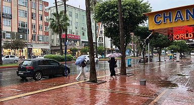 Alanya'da sağanak yağış etkili oldu: Hazırlıksız yakalananlar zor anlar yaşadı