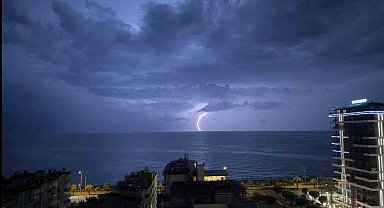 Alanya'da şimşekler geceyi gündüze çevirdi