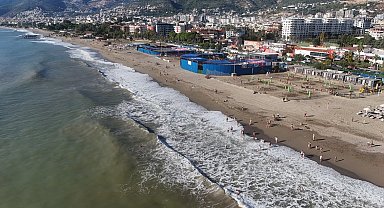 Alanya'da yağmurun ardından güneş yüzünü gösterdi sahiller doldu