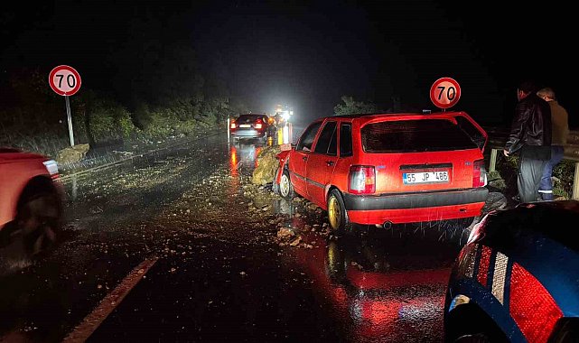 Alaplı-Akçakoca yolunda kaya düştü, 2 otomobil hasar gördü