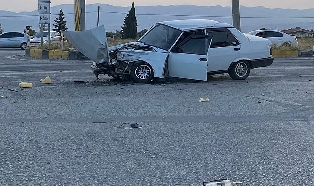 Alaşehir'de otomobil ile tır çarpıştı: 1 yaralı