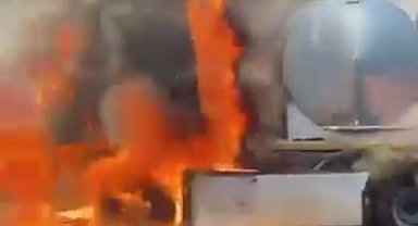 Alevlere teslim olan tır metal yığınına döndü