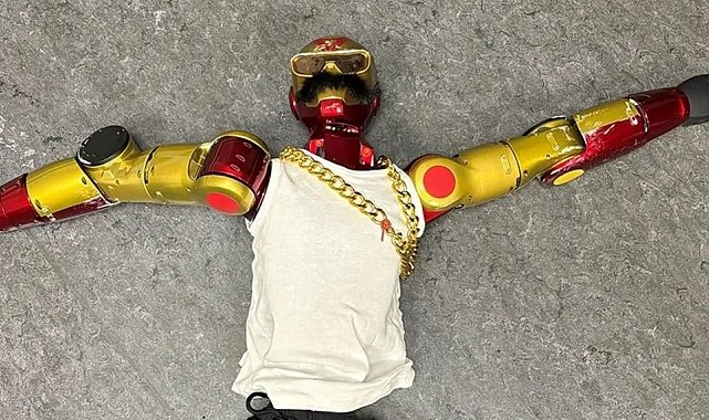 Almanya'da genç kızı taciz ettiği iddia edilen robota el koydu